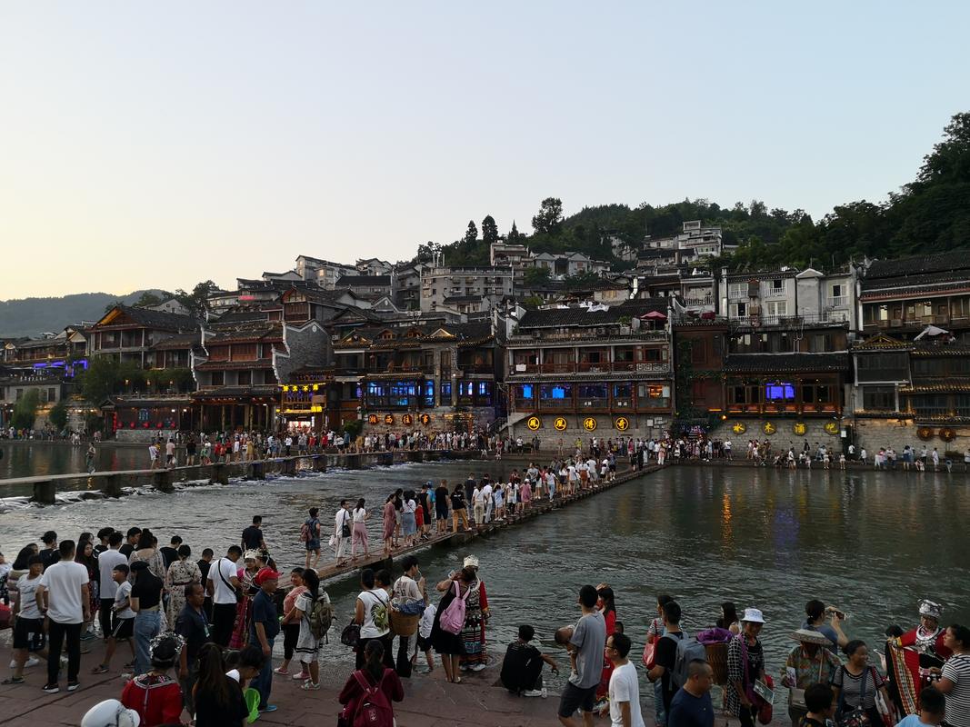 国内热门景区旅游开发过度商业化实景图