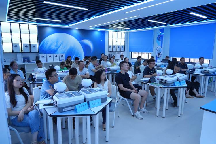 学区制管理下学生共享科技课程场景