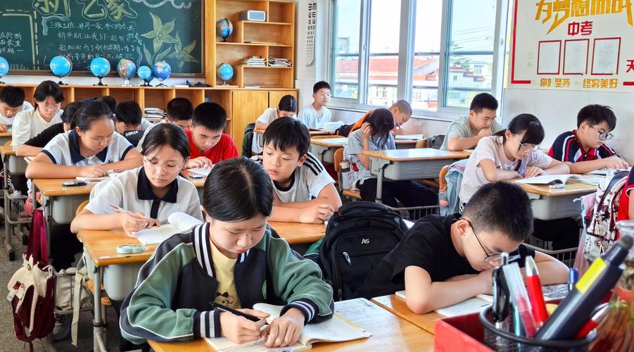 高中语文课堂学生低头沉默听课现场