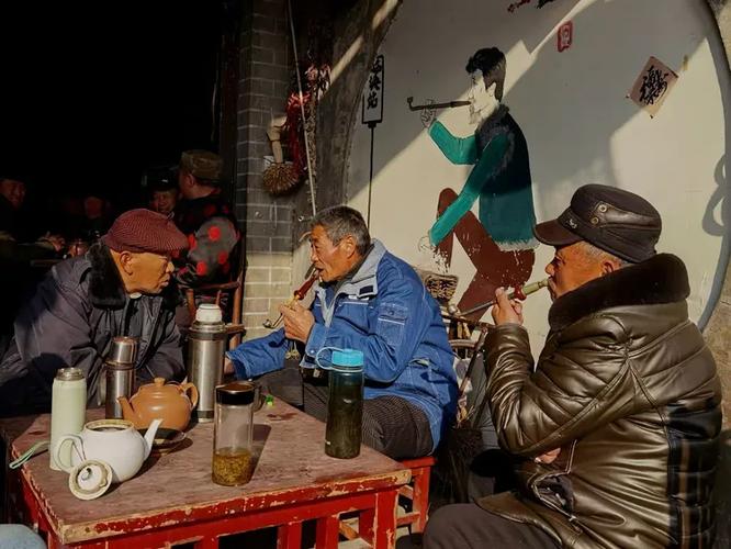书场散场后老茶客端着羊汤靠在砖墙唠嗑