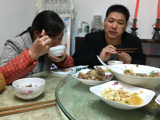钢厂工人倒夜班后和妻子在家餐桌说笑的日常场景