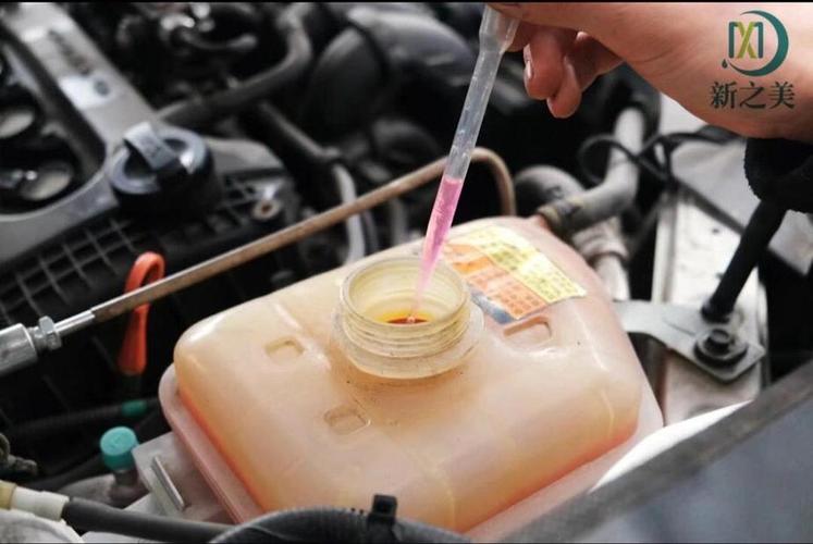 汽车冷车状态检查主水箱防冻液液位操作图