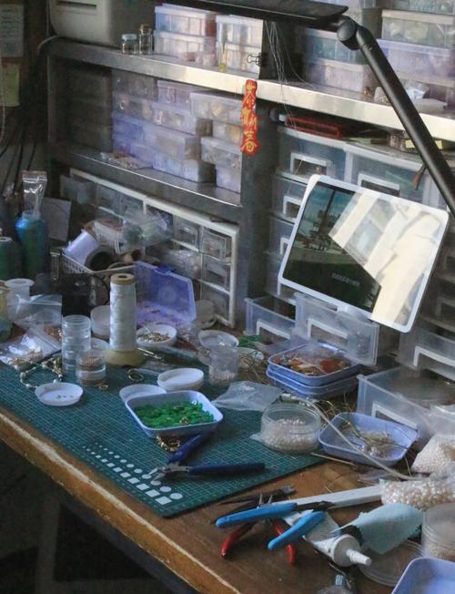 青年技能大师工作台杂乱工具细节