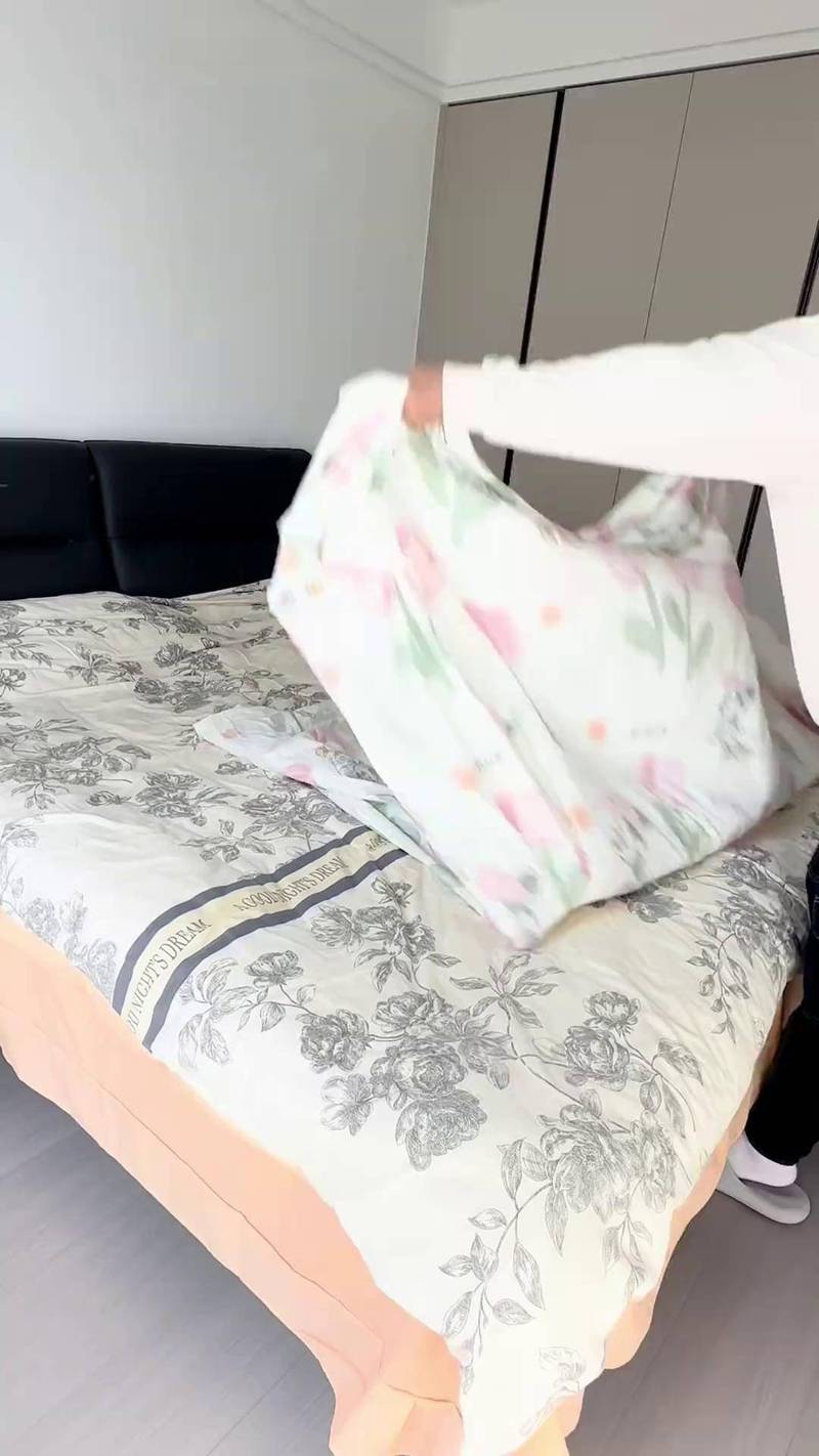 卧室日常更换干净床上用品场景图