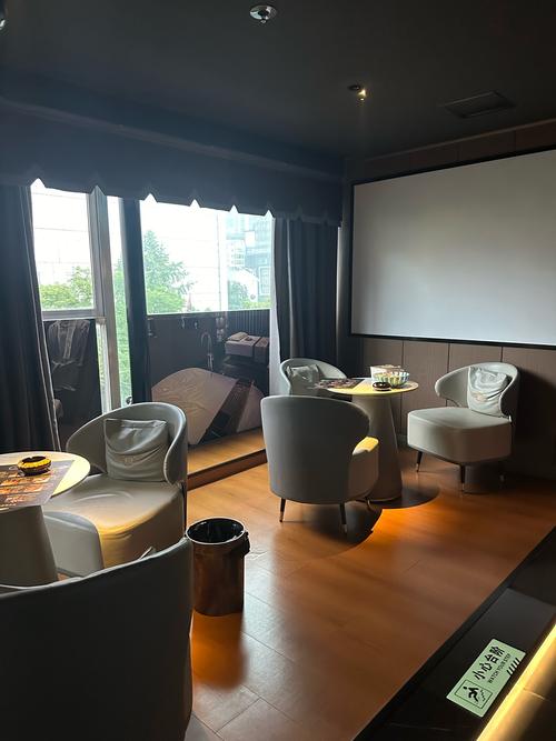 制造业倒班人员睡前放松客厅场景图