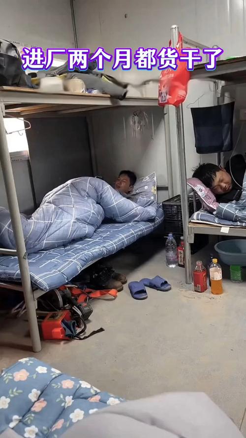 工厂职工深夜回到家孩子已熟睡