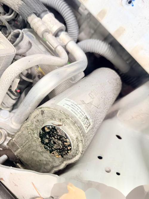 汽车维修厂排查空调干燥瓶故障现场