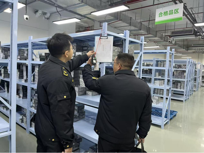 市场监管人员建材市场飞行检查现场