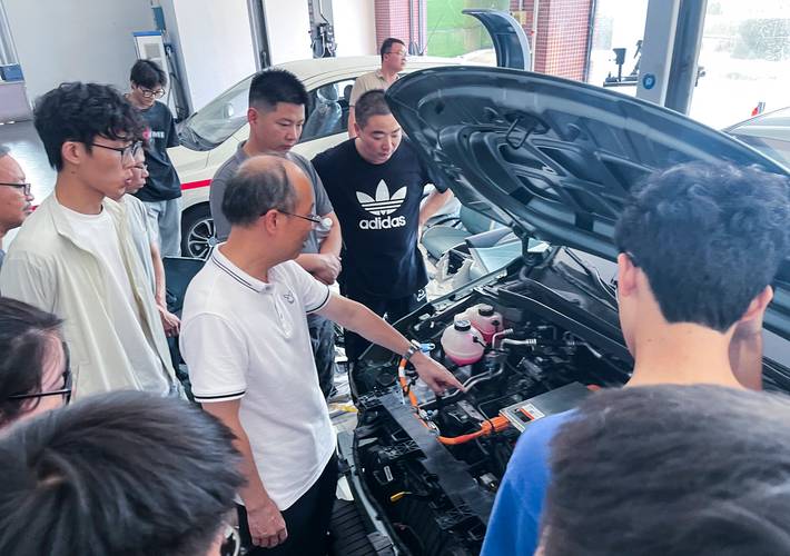 职业院校新能源汽车维修实训课场景