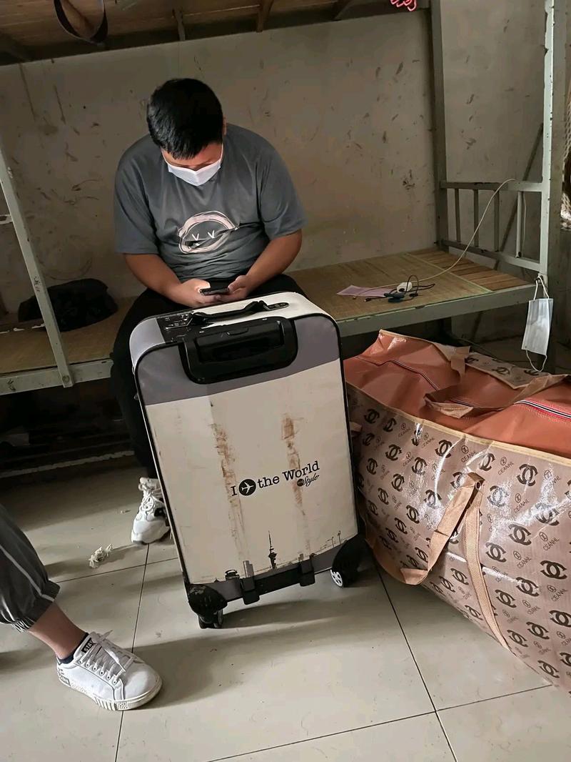 刚毕业年轻人裸辞收拾工位行李箱场景图