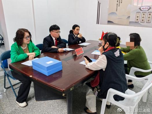 律师办公室内与当事人讨论案卷