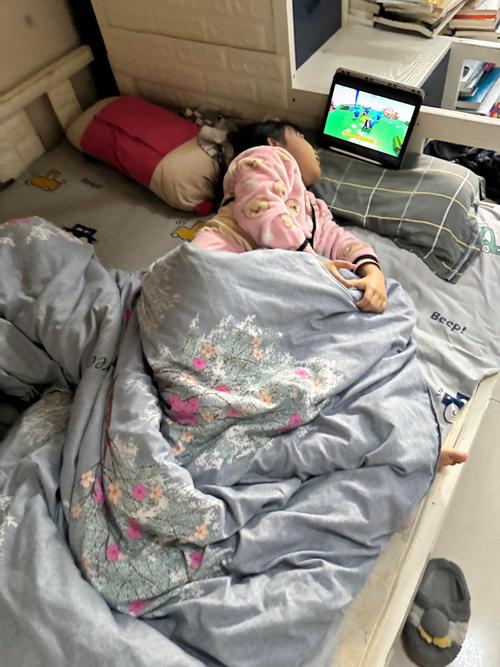 杂乱玩具房间中妈妈闭眼深呼吸的正面照
