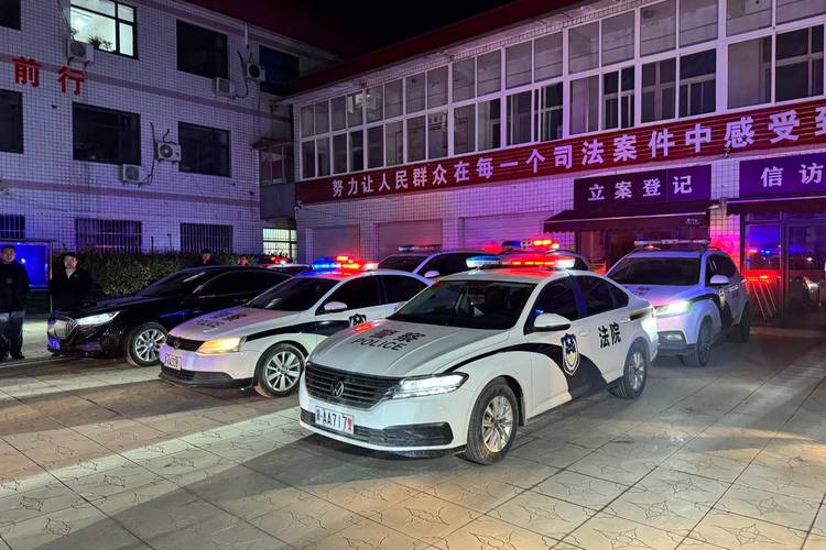 法院执行法警查封债务人车辆