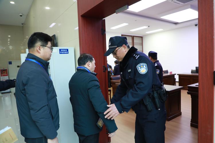 刑诉法庭质证现场 律师询问警察