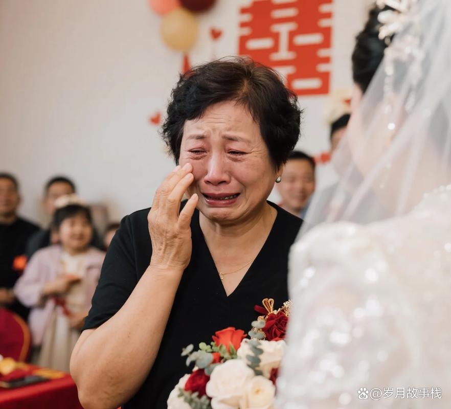 婚礼现场母子共舞温馨哭成泪人