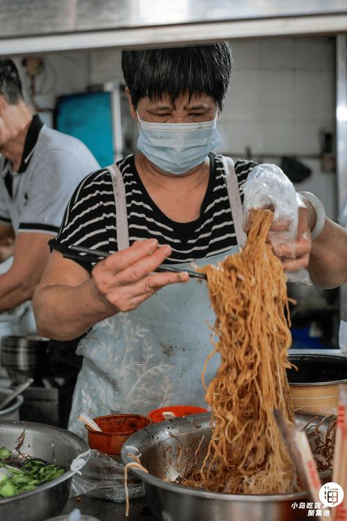 摊子上的阿婆不认品牌，只认手上的麦粉