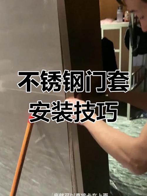 装修师傅正在木门上安装不锈钢合页