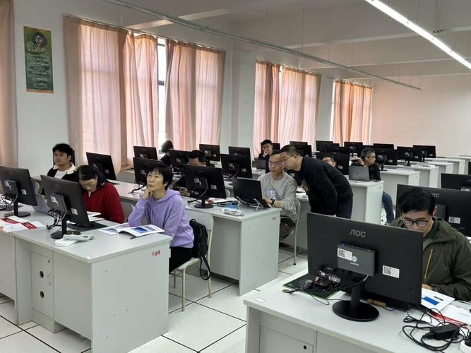 软件工程师实际工作环境与大学课堂对比