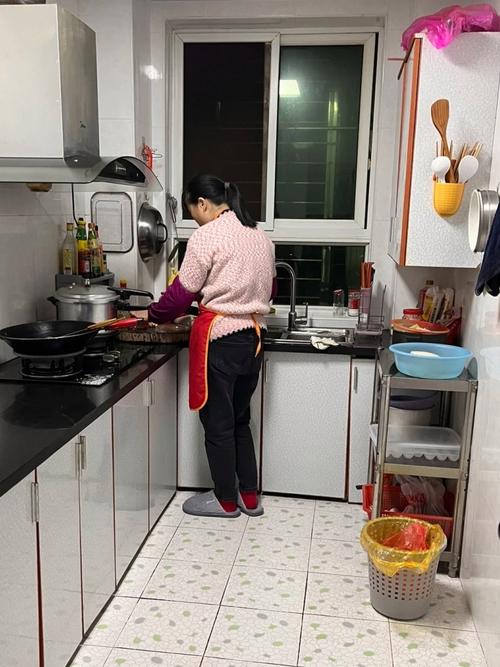 妈妈独自在厨房默默切菜的背影