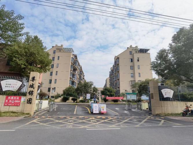 南京主城区相邻回迁房商品房小区大门对比