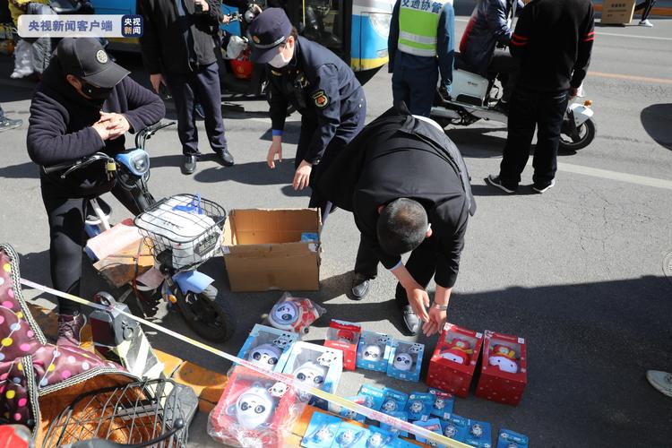 我国公安部门查获非法倒卖文物现场