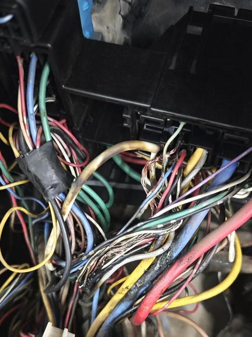 老汽车水温传感器线束磨破故障实拍