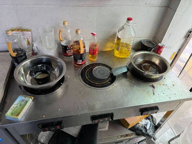 厨房灶台边错误摆放的食用油脂桶