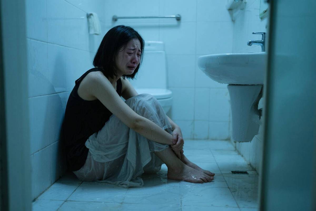 年轻母亲躲在卫生间擦眼泪 崩溃 耐心耗尽