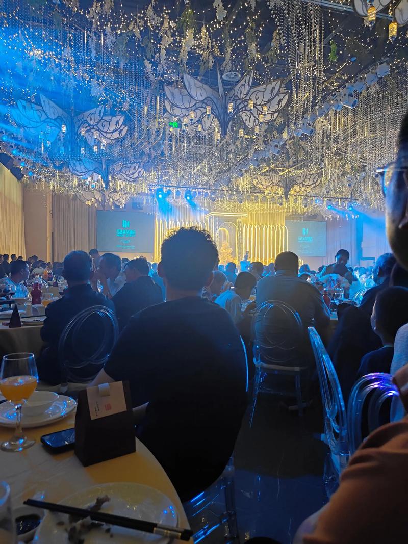 真实婚礼现场凌晨布置团队工作场景