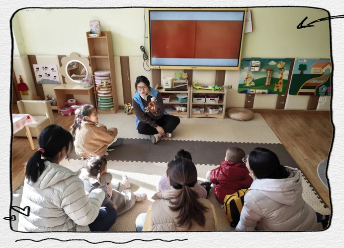 2岁幼儿对着玩偶认真讲故事的日常场景