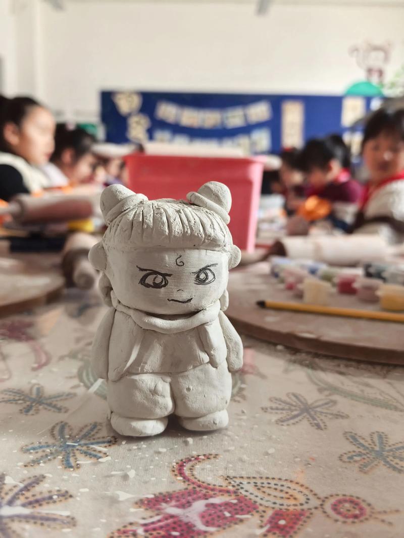 孩子在陶艺课上专注制作手工