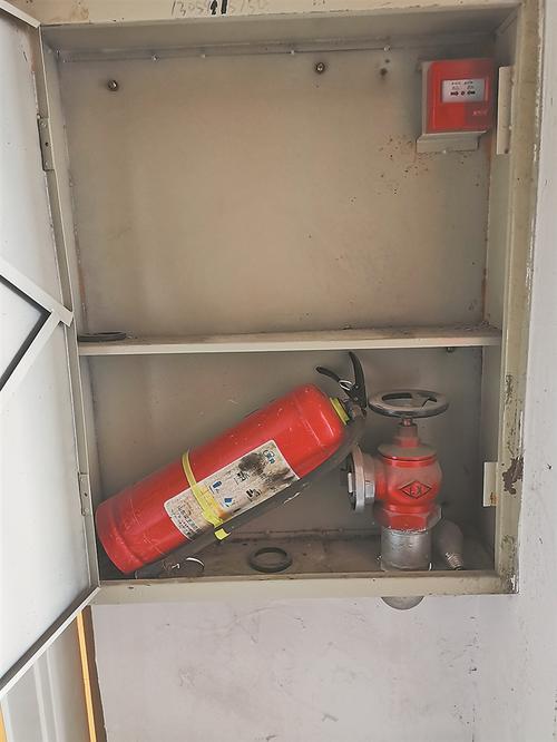 老旧居民小区楼道过期灭火器实拍