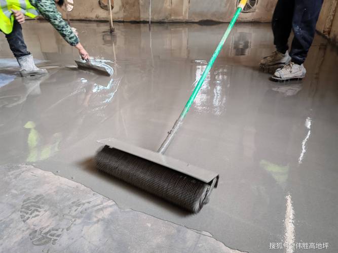 水泥自流平施工消泡滚筒作业现场