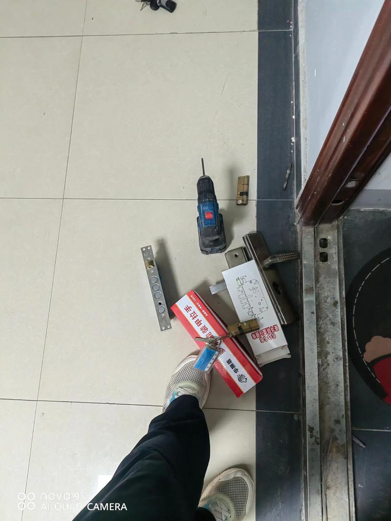 开发商配套指纹锁被拆掉更换新锁的施工场景图