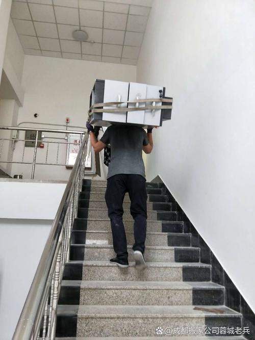 快递员抱着大号保温箱艰难爬楼梯