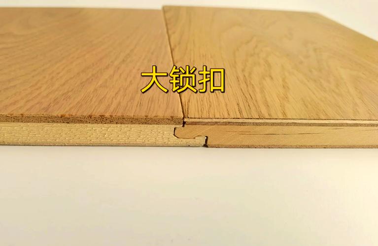 强化地板锁扣安装特写