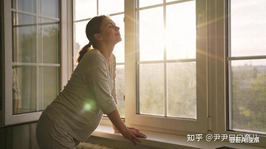 经期女性窗边深呼吸放松场景