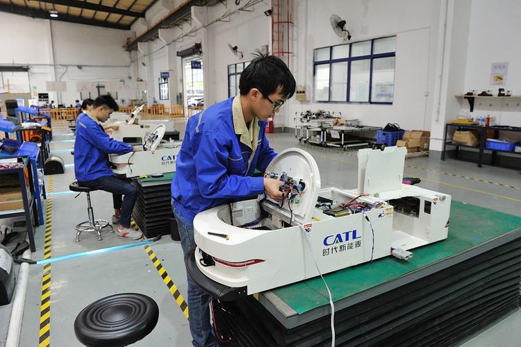 常州某企业车间师傅带学生调试精密齿轮