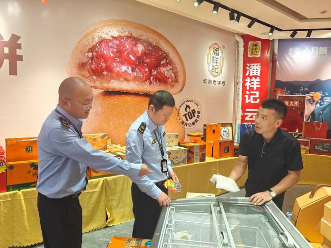 市场监管局工作人员核查商品宣传内容实拍