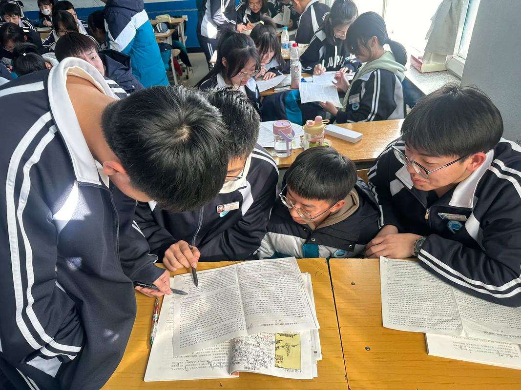 课堂上学生结对讲解习题场景实拍