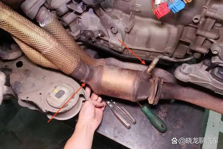 拧断在排气管内的氧传感器残块维修实拍