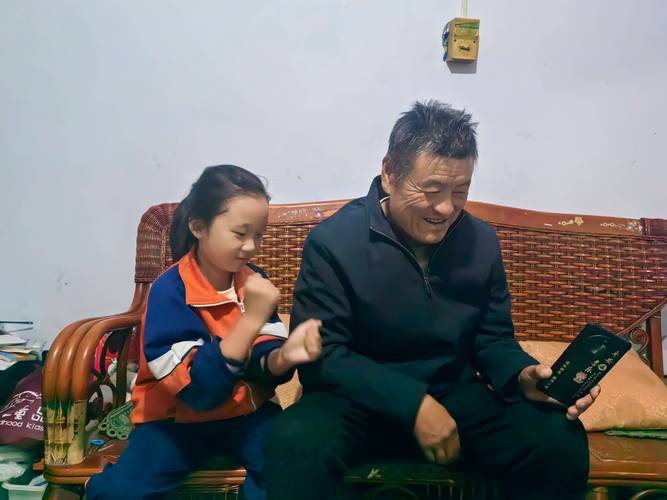 孩子在家采访长辈做家谱的客厅场景