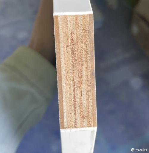 装修现场 实木多层板 截面 木片分层