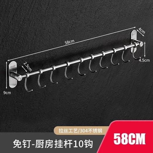厨房冰箱侧面黑色挂杆悬挂的三块分类砧板