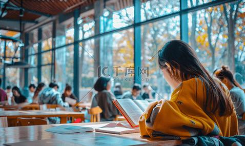 留学生手持咖啡和书本在图书馆