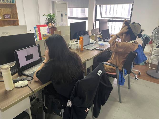 大学生寒假企业实习工位场景
