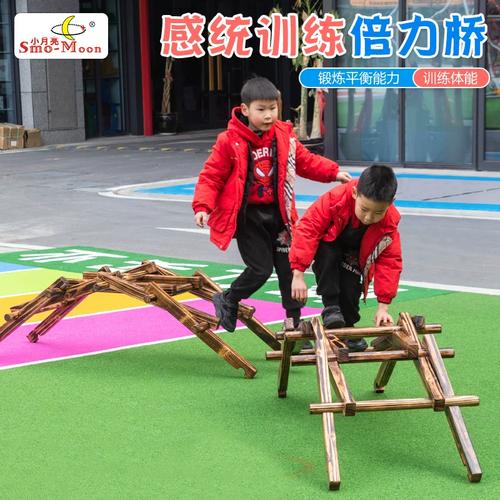安吉游戏儿童用木板搭平衡桥