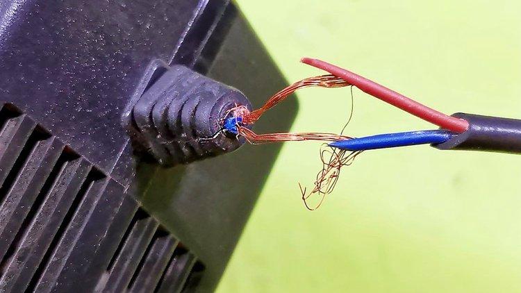 老旧墙内电线绝缘层老化剥落露出铜丝