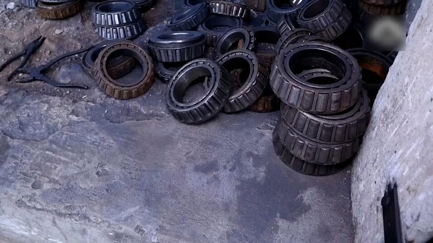 废旧破碎机拆解后的劣质轴承翻新件实拍