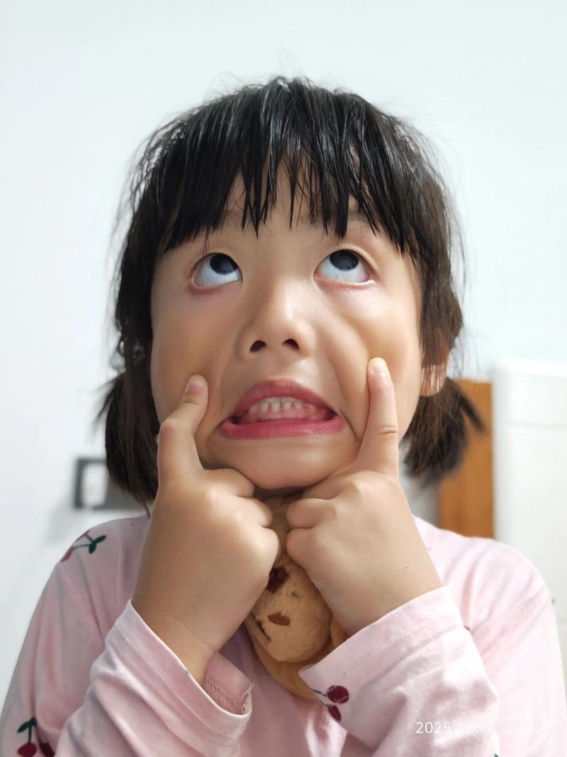 幼儿期自我意识萌芽孩子对着镜子做鬼脸
